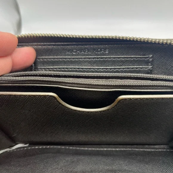 Michael Kors metallic logo wallet - zip around - Picture 7 of 11